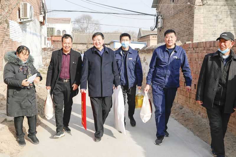 河南礦山開展“春節(jié)慰問、精準扶貧”活動